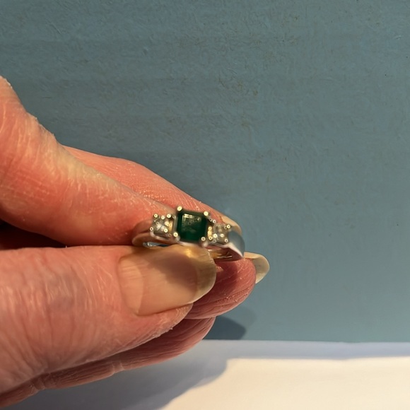Beautiful genuine emerald and diamond ring. - Picture 2 of 3